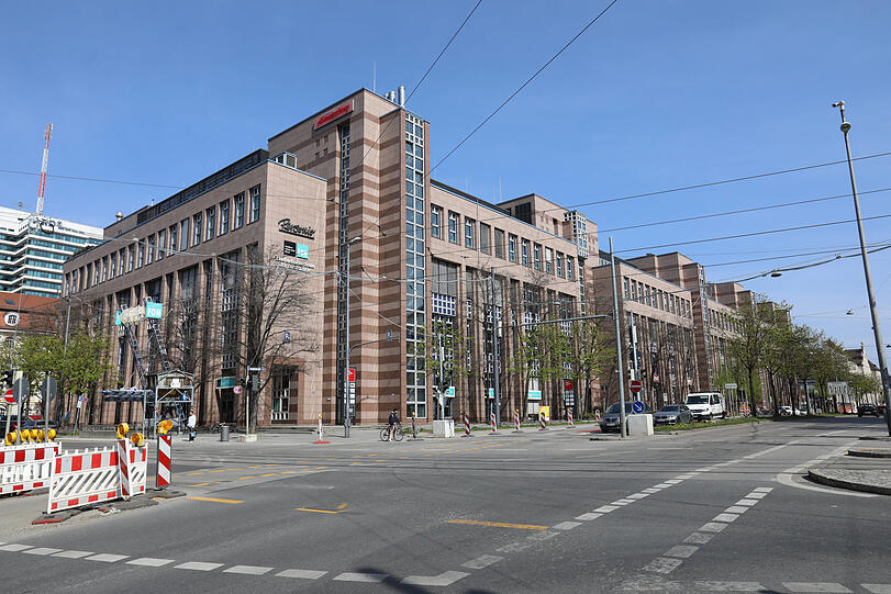 Heute steht an der Stelle an der Arnulf- und Seidlstraße die sogenannte Neue Hopfenpost, ein Büro- und Gewerbekomplex.