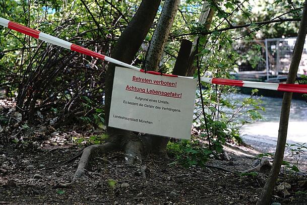 Ein Absperrband am Eisbach weist noch einmal auf den Ernst der Lage hin. Wer sich nicht an das Verbot hält, muss mit einem teuren Bußgeld rechnen. Ein Absperrband am Eisbach weist noch einmal auf den Ernst der Lage hin. Wer sich nicht an das Verbot hält, muss mit einem teuren Bußgeld rechnen.