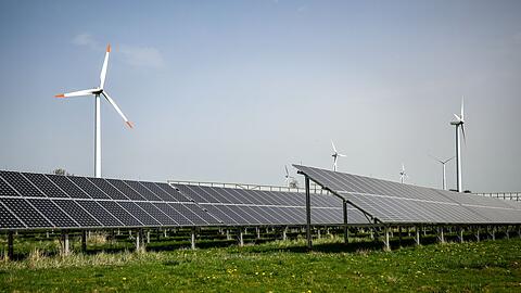 Viele Menschen verbinden die Energiewende der Umfrage zufolge tendenziell eher mit Risiken als mit Chancen. (Symbolbild)