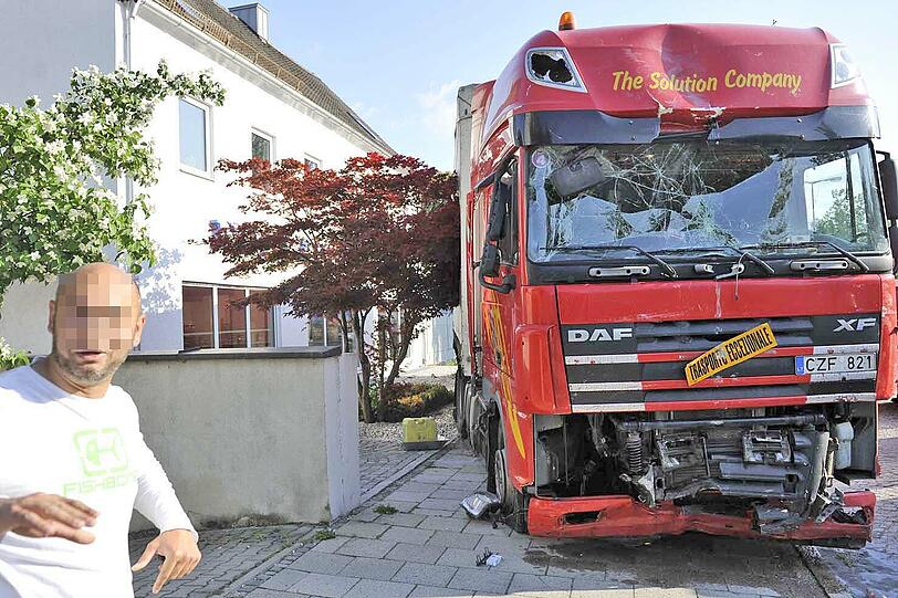 Ein Augenzeuge steht neben dem Lkw.