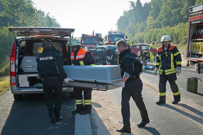 Schrecklicher Geisterfahrer-Unfall bei Hirschaid: Drei Menschen, daruntern ein 7-jähriges Mädchen, sind dabei ums Leben gekommen.