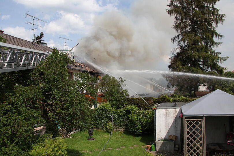 Rauchschwaden in Eiselfing: Ein Wohnhaus steht in Flammen.