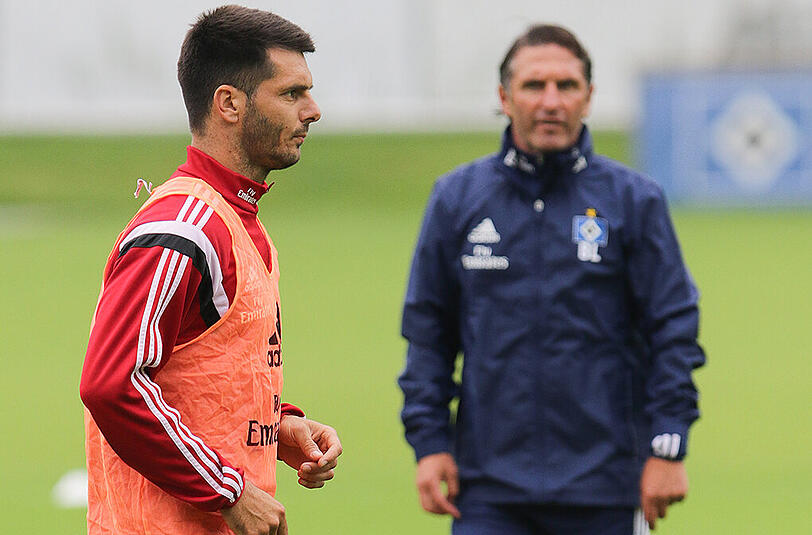 HSV-Trainer Bruno Labbadia (hinten) will den "bösen Buben" Emir Spahic zum Führungsspieler machen.