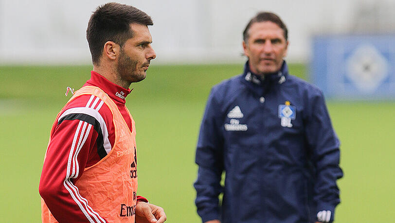 HSV-Trainer Bruno Labbadia (hinten) will den "bösen Buben" Emir Spahic zum Führungsspieler machen. HSV-Trainer Bruno Labbadia (hinten) will den "bösen Buben" Emir Spahic zum Führungsspieler machen.