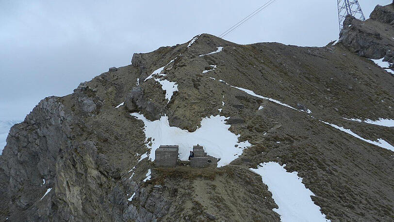 Der Mann verirrte sich am Dienstag beim Aufstieg auf die Zugspitze. Erst am Mittwochmorgen konnte der 25-Jährige gerettet werden. Der Mann verirrte sich am Dienstag beim Aufstieg auf die Zugspitze. Erst am Mittwochmorgen konnte der 25-Jährige gerettet werden.