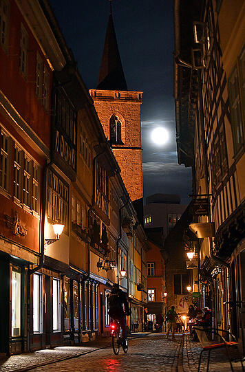 Der Supermond über der Erfurter Krämerbrücke.