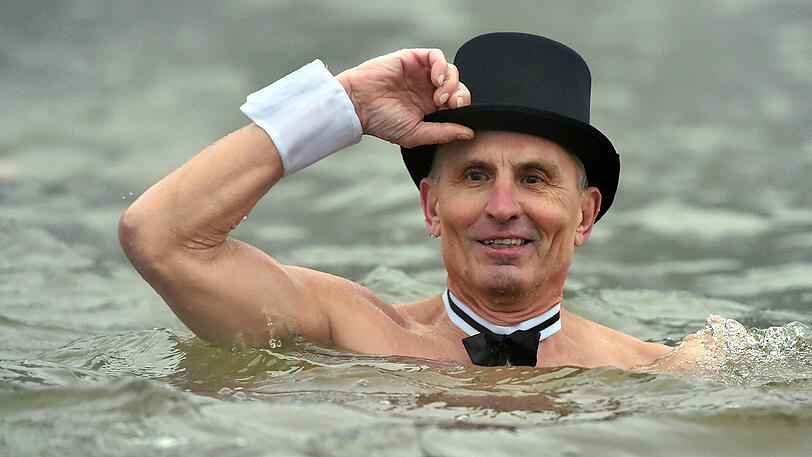 Neujahrsschwimmer im Heidesee in Halle/Saale.
