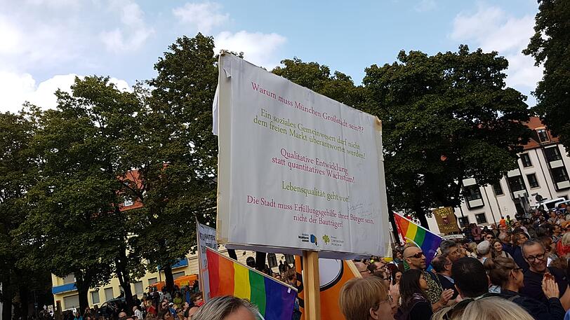 Motto: ausspekuliert! Am Samstag kamen um die 10.000 Menschen zur großen Demo gegen Spekulanten, Mietwahnsinn und für mehr Mieterschutz nach München.