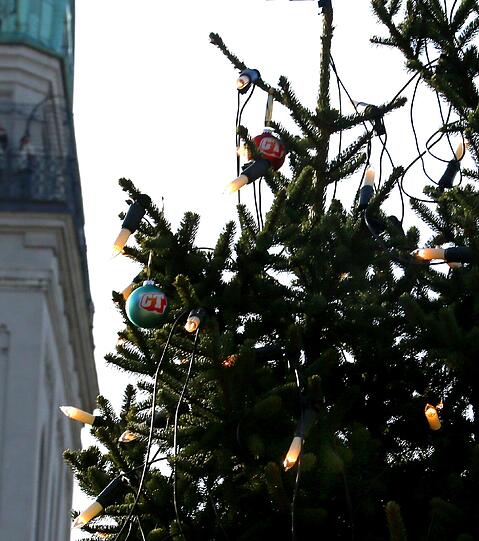 Wer genau hinschaut, kann in der Spitze Christbaumkugeln erkennen. Sie sind eigentlich nicht erlaubt.