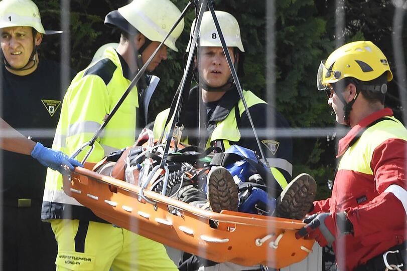Rund zwei Dutzend Rettungskräfte halfen zusammen, um den Bauarbeiter aus der Baugrube zu befreien - die Bilder der dramatischen Rettung am Donnerstag.