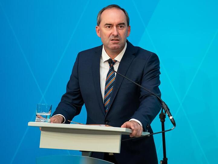 Hubert Aiwanger (Freie Wähler), Wirtschaftsminister von Bayern, spricht. (Archivbild)