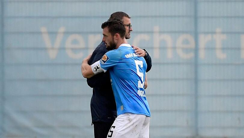 Der Löwen-Trainer und sein "neuer" Innenverteidiger: Michael Köllner (l) und Quirin Moll.