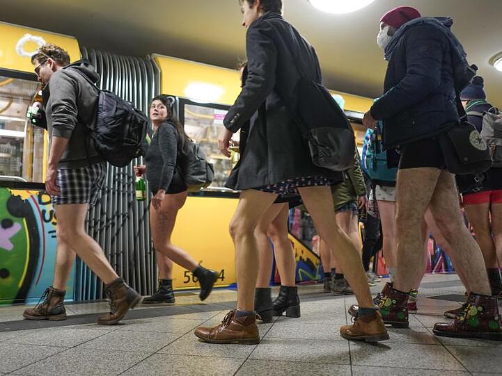 Auch Berliner fuhren in Unterwäsche U-Bahn.