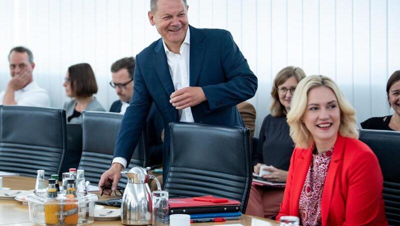 Finanzminister Olaf Scholz und Mecklenburg-Vorpommerns Ministerpräsidentin Manuela Schwesig während der Sitzung des SPD-Präsidiums im Willy-Brandt-Haus. Finanzminister Olaf Scholz und Mecklenburg-Vorpommerns Ministerpräsidentin Manuela Schwesig während der Sitzung des SPD-Präsidiums im Willy-Brandt-Haus.
