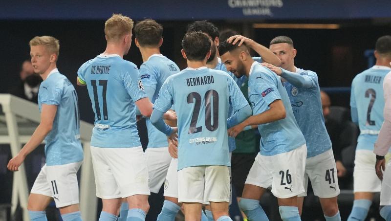 Riyad Mahrez (26) von Manchester City feiert mit seinen Mannschaftskameraden nach seinem Treffer zum 2:1 gegen Paris Saint-Germain.