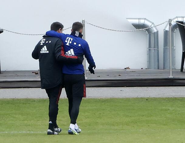 Der nächste Schreck: Abwehrstar Lucas Hernández humpelt am Mittwoch in die Kabine.