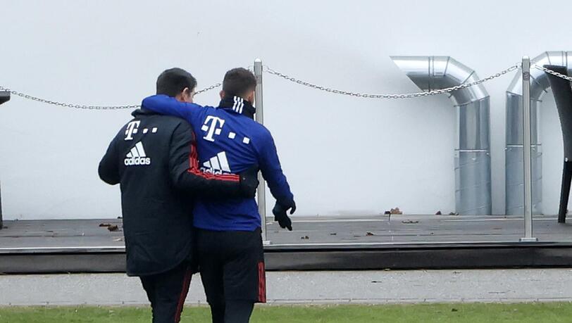 Der nächste Schreck: Abwehrstar Lucas Hernández humpelt am Mittwoch in die Kabine. Der nächste Schreck: Abwehrstar Lucas Hernández humpelt am Mittwoch in die Kabine.