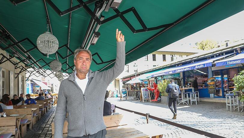 Wirt Werner Hochreiter hat viel Geld investiert, um neue Heizstrahler einzubauen. Und nun darf er sie nicht mehr einschalten.