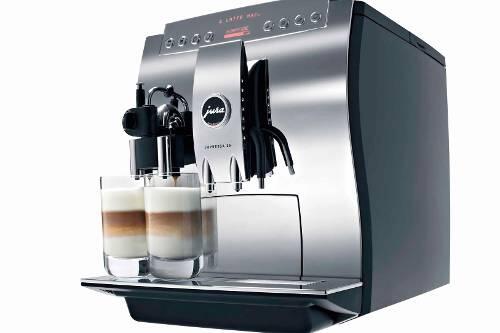 Verchromt: Die "Impressa Z5 2@1" von Jura ist das Raumschiff Enterprise unter den Kaffeeautomaten - und kostet auch ungefähr soviel (2300 Euro).