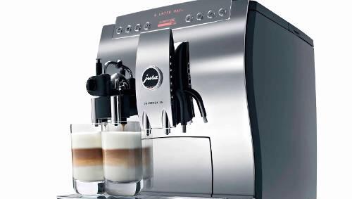 Verchromt: Die "Impressa Z5 2@1" von Jura ist das Raumschiff Enterprise unter den Kaffeeautomaten - und kostet auch ungefähr soviel (2300 Euro). Verchromt: Die "Impressa Z5 2@1" von Jura ist das Raumschiff Enterprise unter den Kaffeeautomaten - und kostet auch ungefähr soviel (2300 Euro).