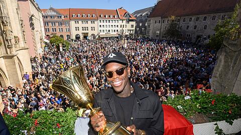 Hat sich ins Goldene Buch der Stadt Braunschweig eingetragen: DBB-Kapitän Dennis Schröder.