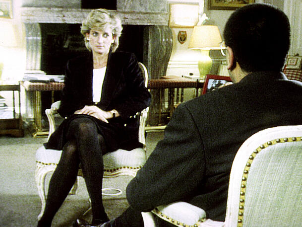 Prinzessin Diana im Gespräch mit BBC-Reporter Martin Bashir. Das in Verruf geratene legendäre Interview aus dem Jahr 1995 soll nicht mehr ausgestrahlt werden. Das sagte der BBC-Chef im Mai 2021.