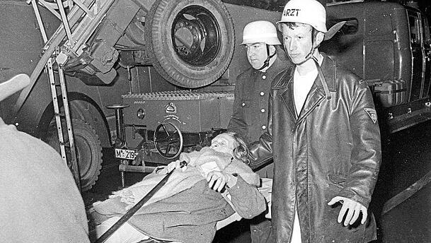 13. Februar 1970: Eine Bewohnerin wird gerettet.. 13. Februar 1970: Eine Bewohnerin wird gerettet..
