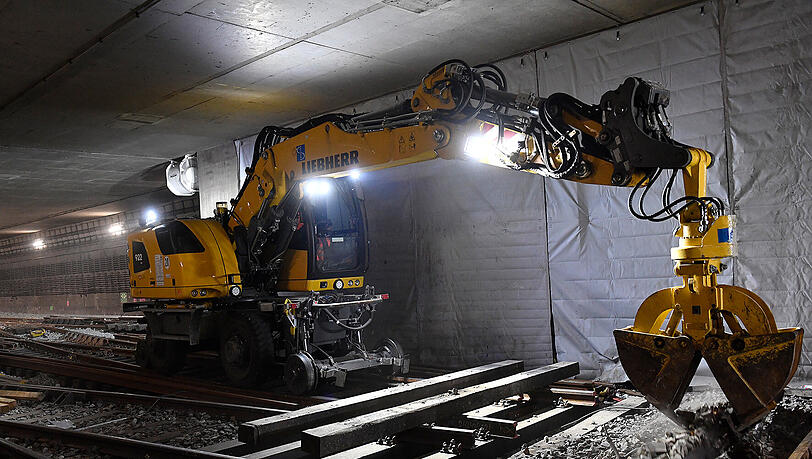 Ein Zwei-Wege-bagger entfernt alte Weichen, Gleise und Schwellen. Ein Zwei-Wege-bagger entfernt alte Weichen, Gleise und Schwellen.
