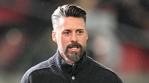 Hatte mal ein Angebot aus Hamburg: Augsburgs Trainer Sandro Wagner. Hatte mal ein Angebot aus Hamburg: Augsburgs Trainer Sandro Wagner.