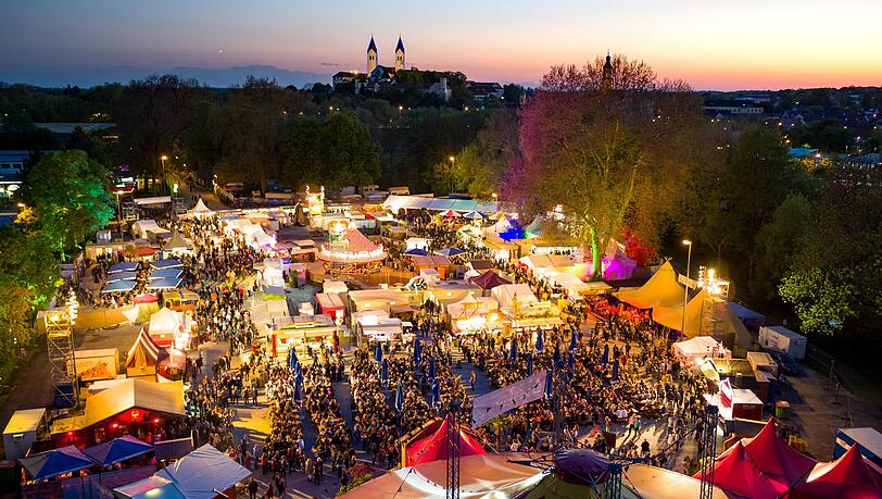 Das Uferlos Festival musste 2025 aussetzen, in diesem Jahr kehrt es unter neuer F&uuml;hrung zur&uuml;ck nach Freising. Im Hintergrund ist der Dom der Stadt zu sehen.