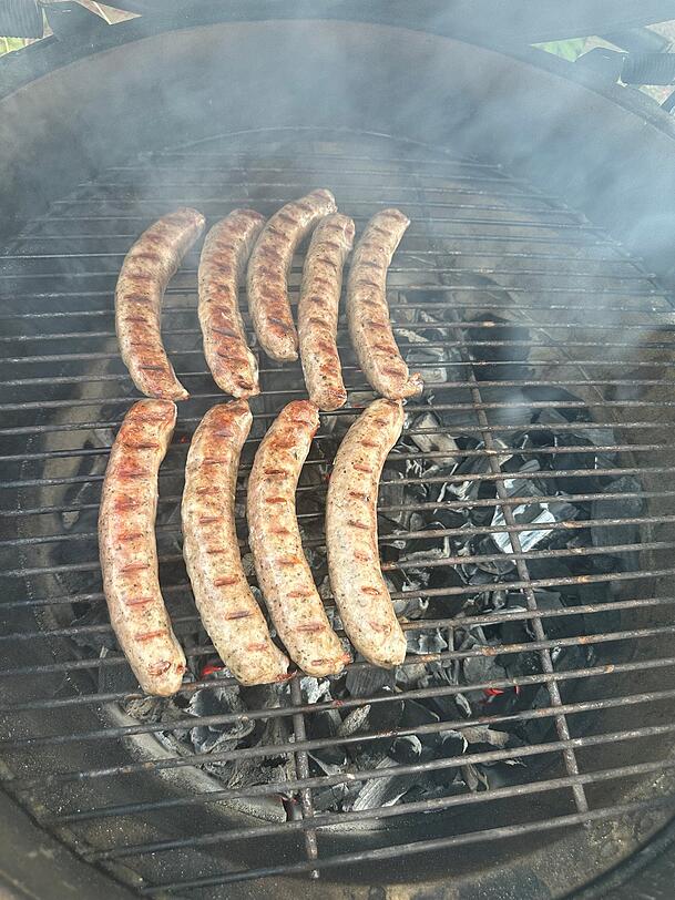 Die Bratw&uuml;rste m&uuml;ssen bestenfalls auf den Holzkohlegrill, weil so ein besseres Aroma entsteht.