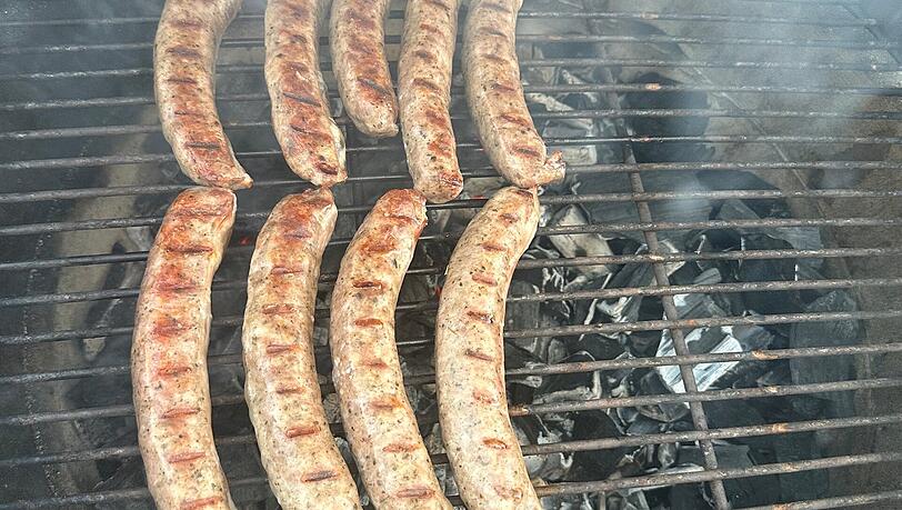 Die Bratw&uuml;rste m&uuml;ssen bestenfalls auf den Holzkohlegrill, weil so ein besseres Aroma entsteht.