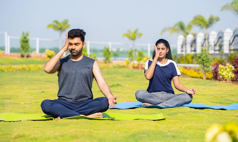 Atemübungen nennt man Pranayama. Besonders effektiv ist die sogenannte Kapalabhati-Atemtechnik (übersetzt "Leuchtender Schädel"). Um diese Atemübung durchzuführen, müssen Sie sich aufrecht hinsetzen, tief einatmen, die Luft dann kraftvoll ausstoßen und dabei den Bauch einziehen. Die Kapalabhati-Atemtechnik reinigt die Lunge, die Nasengänge und den vorderen Kopfbereich. Atemübungen nennt man Pranayama. Besonders effektiv ist die sogenannte Kapalabhati-Atemtechnik (übersetzt "Leuchtender Schädel"). Um diese Atemübung durchzuführen, müssen Sie sich aufrecht hinsetzen, tief einatmen, die Luft dann kraftvoll ausstoßen und dabei den Bauch einziehen. Die Kapalabhati-Atemtechnik reinigt die Lunge, die Nasengänge und den vorderen Kopfbereich.