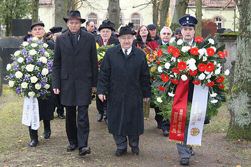 Legten am Mahnmal im Jüdischen Friedhof Kränze nieder:  OB Ulrich Maly und Arno Hamburger.