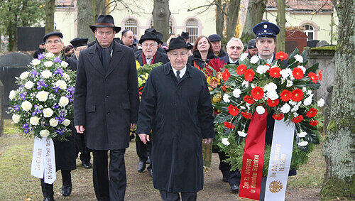 Legten am Mahnmal im Jüdischen Friedhof Kränze nieder: OB Ulrich Maly und Arno Hamburger. Legten am Mahnmal im Jüdischen Friedhof Kränze nieder: OB Ulrich Maly und Arno Hamburger.