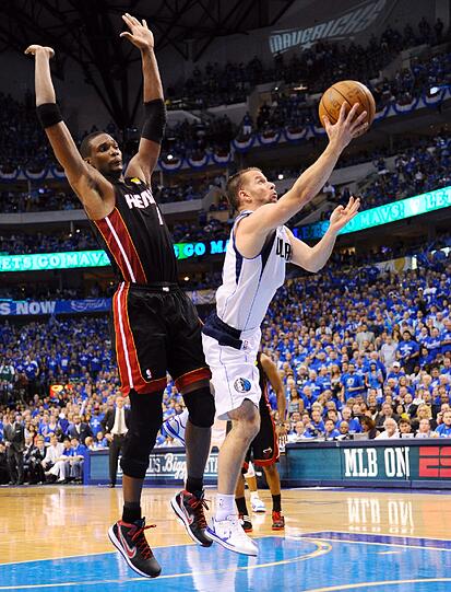 Dirk Nowitzki führt seine Dallas Mavericks zum dritten Sieg in der Best-of-Seven Serie. Die Mavs führen damit mit 3:2 gegen die Miami Heat.