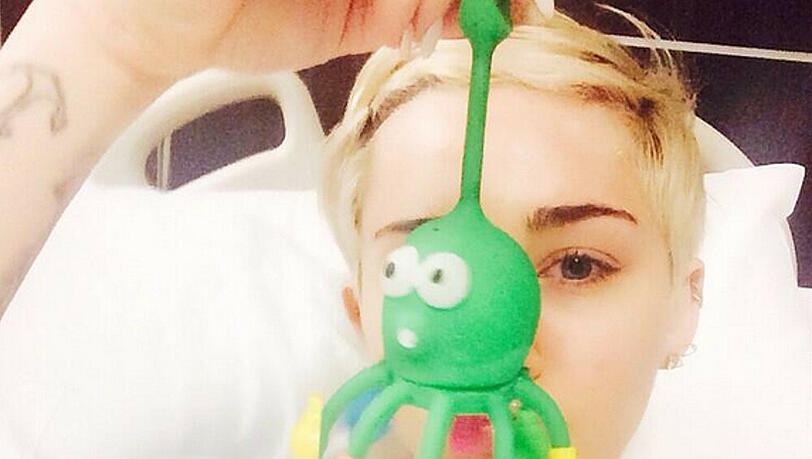 Miley Cyrus schickt Twitter-Grüße aus dem Krankenhaus Miley Cyrus schickt Twitter-Grüße aus dem Krankenhaus