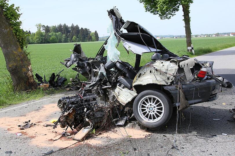 Das Auto ist vollkommen zerstört. Wieso der Fahrer mit seinem Fahrzeug gegen einen Baum prallte, ist bisher noch unklar.
