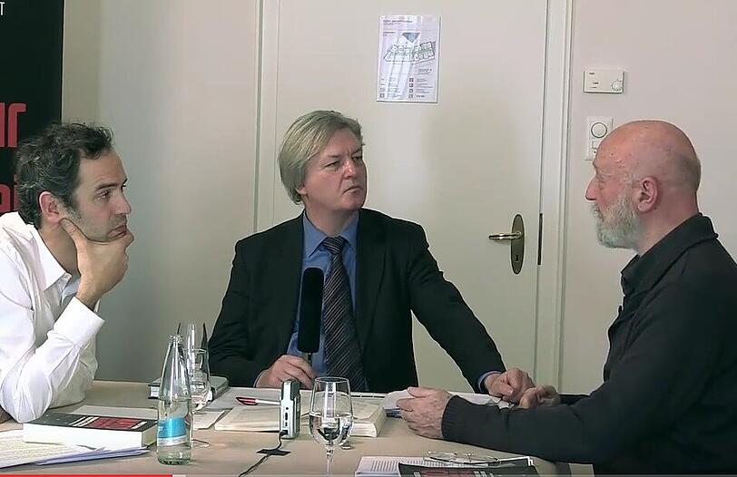 "Mut zur Wahrheit": Daniele Ganser (l.) im Gespräch mit Karl-Heinz Hoffmann, dem Gründer der 1980 verbotenen rechtsradikalen "Wehrsportgruppe Hoffmann". In der Mitte sitzt Moderator Jürgen Elsässer.