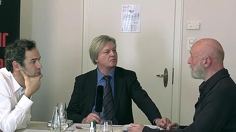 "Mut zur Wahrheit": Daniele Ganser (l.) im Gespräch mit Karl-Heinz Hoffmann, dem Gründer der 1980 verbotenen rechtsradikalen "Wehrsportgruppe Hoffmann". In der Mitte sitzt Moderator Jürgen Elsässer.