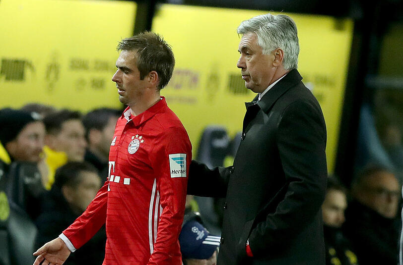 Gegen Borussia Dortmund nach 67 Minuten raus: Philipp Lahm (l.) neben Trainer Carlo Ancelotti.