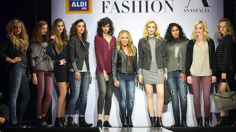 Anastacia bringt ihre Lieblingsklamotten wie Lederjacke und Jeans in die Supermärkte.