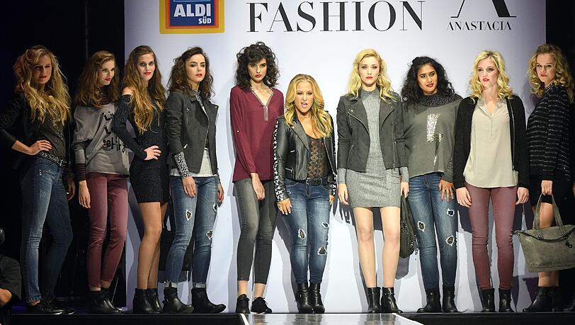 Anastacia bringt ihre Lieblingsklamotten wie Lederjacke und Jeans in die Supermärkte.