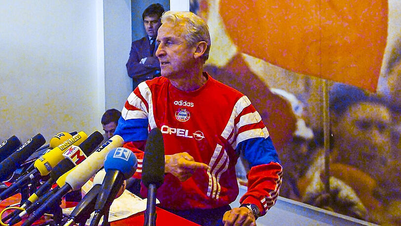 Giovanni Trapattoni bei seiner berühmten Wutrede an der Säbener Straße. Im Hintergrund Markus Hörwick, der damalige Pressesprecher des FC Bayern, der den Italiener am 10. März 1998 ins überfüllten Pressestüberl begleitet hatte. Giovanni Trapattoni bei seiner berühmten Wutrede an der Säbener Straße. Im Hintergrund Markus Hörwick, der damalige Pressesprecher des FC Bayern, der den Italiener am 10. März 1998 ins überfüllten Pressestüberl begleitet hatte.