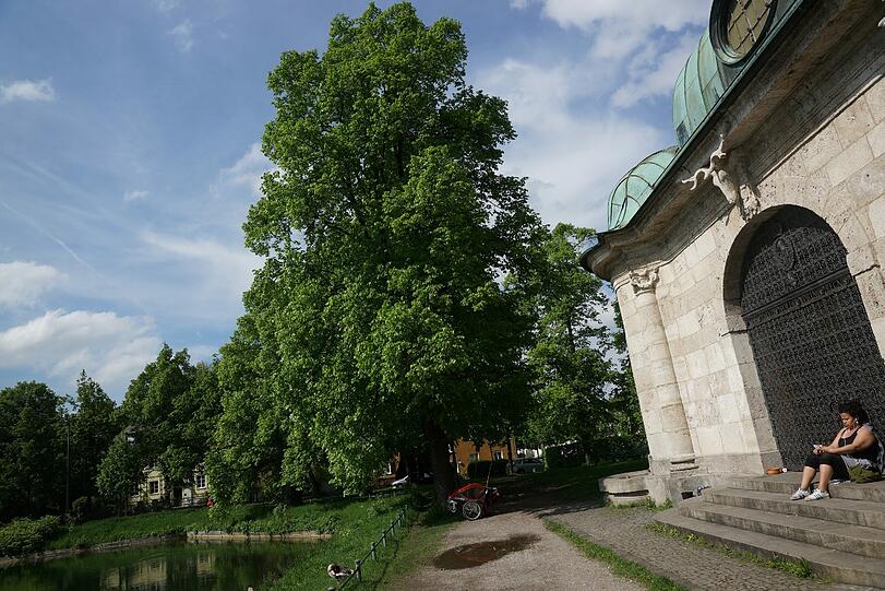 Und sie entspannt am Kanal.