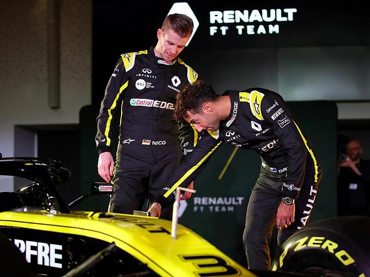 Nico Hülkenberg (l) und Daniel Ricciardo schauen sich den neuen Renault-Renner ganz genau an.