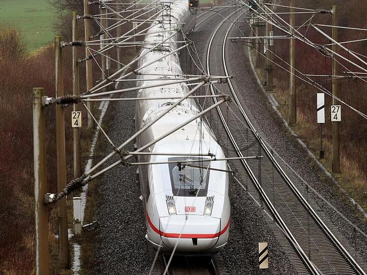 Ein ICE 4 auf der Strecke Göttingen-Hannover.