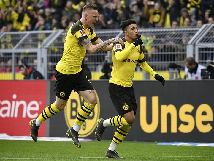 Doppeltorschütze Jadon Sancho und Marius Wolf (l) bejubeln das Tor zum Dortmunder 2:0 gegen Mainz.