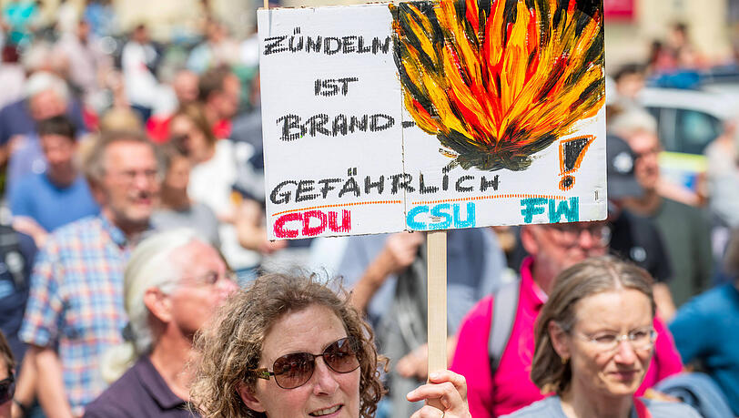 8.000 Teilnehmer kamen zur "Ausge-Trumpt"-Demo am Münchner Odeonsplatz. 8.000 Teilnehmer kamen zur "Ausge-Trumpt"-Demo am Münchner Odeonsplatz.