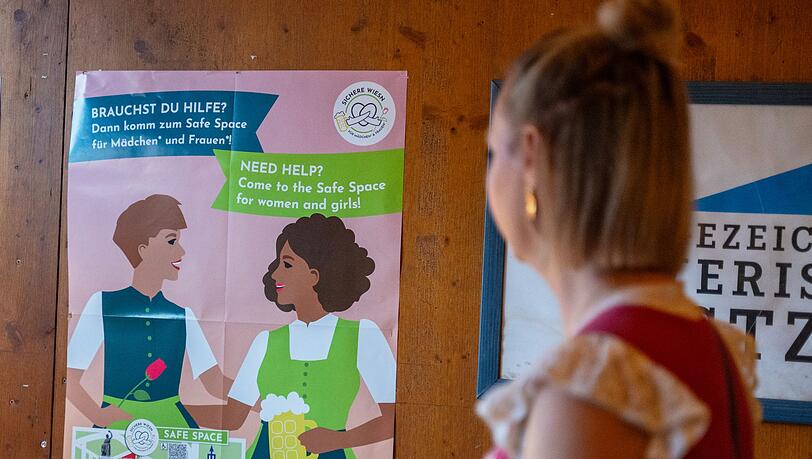 Der "Safe Space" wirbt unter anderem mit Plakaten und Flyern (Archivbild).
